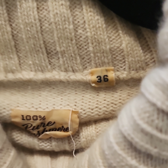 Cashmere Vintage Cream Cowl Neck Sweater with Ribbed Detailing - Picture 4 of 7